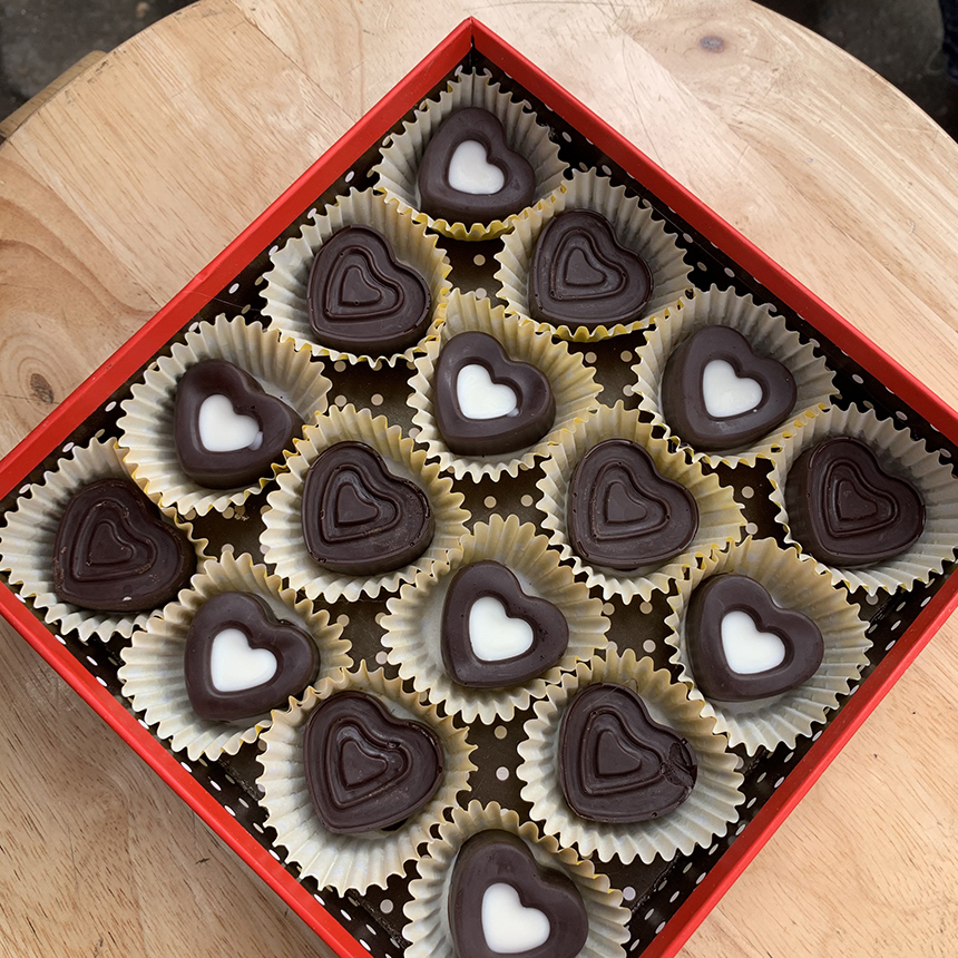 Chào đón ngày lễ tình nhân, đừng quên thưởng thức những chiếc sô cô la Valentine hình trái tim đẹp mắt và đầy ý nghĩa. Với thiết kế đặc biệt, các sản phẩm sô cô la mang hình dạng trái tim chắc chắn sẽ làm xao xuyến trái tim của bạn.